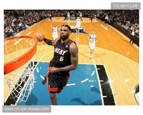 詹姆斯大风车扣篮引爆社交媒体,球迷热议其身体状态 詹姆斯大风车扣篮引爆社交媒体,球迷热议其身体状态